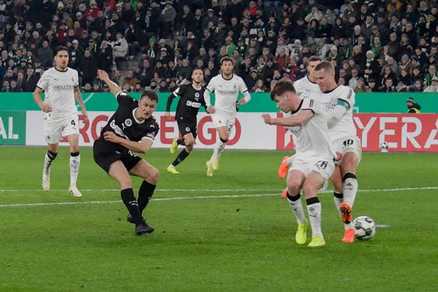 Martijn Kaars Pauli 19 scores the goal to 0 1 02 12 2025 Soccer Borussia Moenchengladbach vs FC St Pauli, Borussia Park, Moenchengladbach, DFB DFL REGULATIONS PROHIBIT ANY USE OF PHOTOGRAPHS AS IMAGE SEQUENCES AND OR QUASI VIDEO Copyright: xpepphotox xHorstxMauelshagenx pep00321, pep_20251202_hm_218379