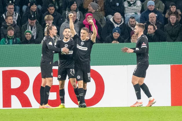02 12 2025, Football DFB Cup, Season 2025 2026, Round of 16, Borussia Moenchengladbach vs FC St Pauli at Borussia Park in Moenchengladbach Jackson Irvine FC St Pauli, 07 , Mathias Pereira Lage FC St Pauli, 28 , Martijn Kaars FC St Pauli, 19 and James Sands FC St Pauli, 06 celebrate the goal to make it 1-0 Important note According to the regulations of the DFL German Football League and the DFB German Football Association, it is prohibited to use or have used photographs taken in the stadium or of the match in the form of sequential images or video-like photo series Foto Kirchner Media Thomas Haesler Copyright: xKirchner-Media ThomasxHaeslerx