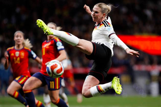 UEFA Women s Nations League final - Spain vs Germany MADRID,SPAIN - 2 December:Rebecca Knaak of Germany attemps a shoot during the UEFA Women s Nations League final 2025 26 second leg match between Spain and Germany at Riyadh Air Metropolitano Stadium. (Photo by Guille Martinez f22photo) Madrid Riyadh Air Metropolitano Stadium Spain Copyright: xGuillermoxMartinezx
