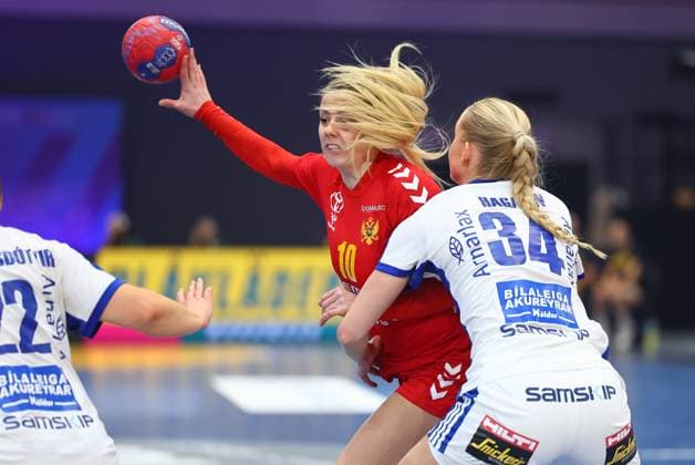 Matea Pletikosic Montenegro in duel with Alfa Bra Oddsdottir Hagalin Iceland Iceland vs Montenegro, Handball, Womens World Championship, 02 12 2025 Iceland vs Montenegro, Handball, Womens World Championship, 02 12 2025 Dortmund Copyright: xEibner-Pressefotox EP_RWS