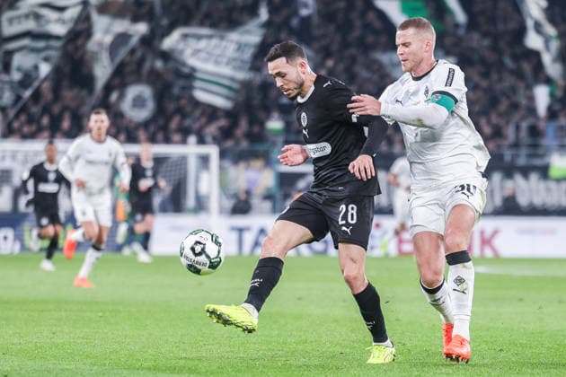 Soccer DFB Cup Round of 16 Borussia Mönchengladbach FC St Pauli on 02 12 2025 at Borussia Park in Mönchengladbach Grant Leon Ranos Mönchengladbach , left Simon Spari St Pauli , right DFB regulations prohibit any use of photographs as image sequences and or quasi video xJRx