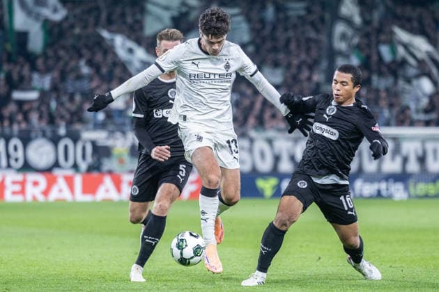 Soccer DFB Cup Round of 16 Borussia Mönchengladbach FC St Pauli on 02 12 2025 at Borussia Park in Mönchengladbach Giovanni Reyna Mönchengladbach , left Joel Chima Fujita St Pauli , right DFB regulations prohibit any use of photographs as image sequences and or quasi video xJRx