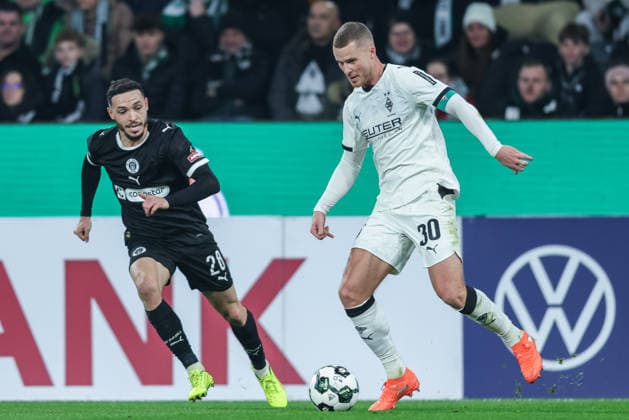 Soccer DFB Cup Round of 16 Borussia Mönchengladbach FC St Pauli on 02 12 2025 at Borussia Park in Mönchengladbach Mathias Pereira Lage St Pauli , left Nico Elvedi Mönchengladbach , right DFB regulations prohibit any use of photographs as image sequences and or quasi video xJRx