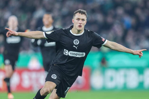 Soccer DFB Cup Round of 16 Borussia Mönchengladbach FC St Pauli on 02 12 2025 at Borussia Park in Mönchengladbach Goal celebration to 0 1 by Martijn Kaars St Pauli DFB regulations prohibit any use of photographs as image sequences and or quasi video xJRx