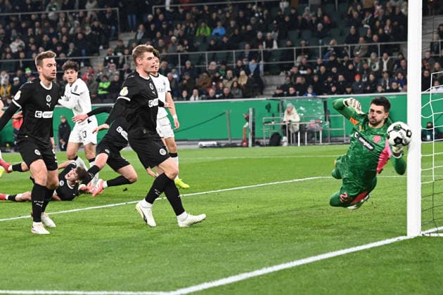 Goalkeeper Nikola VASILJ Pauli saves a goal chance Football, DFB Pokal, Round of 16, Borussia Moenchengladbach MG FC St Pauli Pauli on 02 12 2025 at Borussiapark Moenchengladbach Germany DFL regulations prohibit any use of photographs as image sequences and or quasi video Â