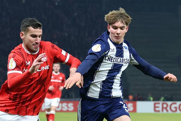 02 12 2025, xrekx, Fußball DFB Pokal 1 8 Finale, Hertha BSC Berlin 1 FC Kaiserslautern v l Ivan Prtajin 1 FC Kaiserslautern Kennet Eichhorn Hertha BSC Zweikampf, Aktion, action, battle for the ball DFL DFB REGULATIONS PROHIBIT ANY USE OF PHOTOGRAPHS as IMAGE SEQUENCES and or QUASI VIDEO Berlin