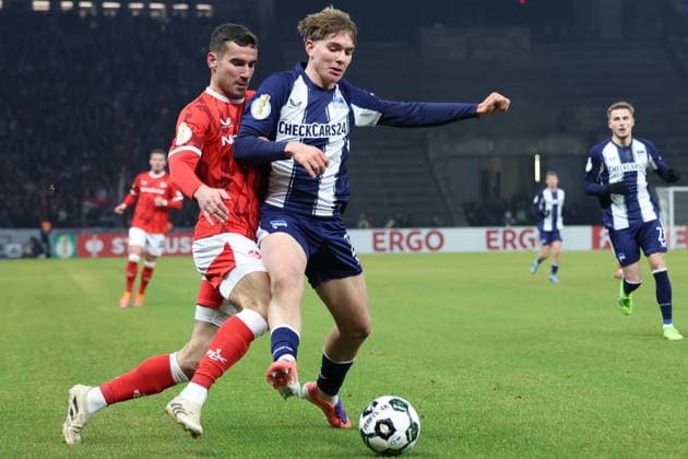 02.12.2025, xrekx, Fussball DFB Pokal 1 8 Finale, Hertha BSC Berlin - 1.FC Kaiserslautern v.l. Ivan Prtajin (1.FC Kaiserslautern) Kennet Eichhorn (Hertha BSC) Zweikampf, Aktion, action, battle for the ball (DFL DFB REGULATIONS PROHIBIT ANY USE OF PHOTOGRAPHS as IMAGE SEQUENCES and or QUASI-VIDEO) Berlin *** 02 12 2025, xrekx, Fußball DFB Pokal 1 8 Finale, Hertha BSC Berlin 1 FC Kaiserslautern v l Ivan Prtajin 1 FC Kaiserslautern Kennet Eichhorn Hertha BSC Zweikampf, Aktion, action, battle for the ball DFL DFB REGULATIONS PROHIBIT ANY USE OF PHOTOGRAPHS as IMAGE SEQUENCES and or QUASI VIDEO Berlin