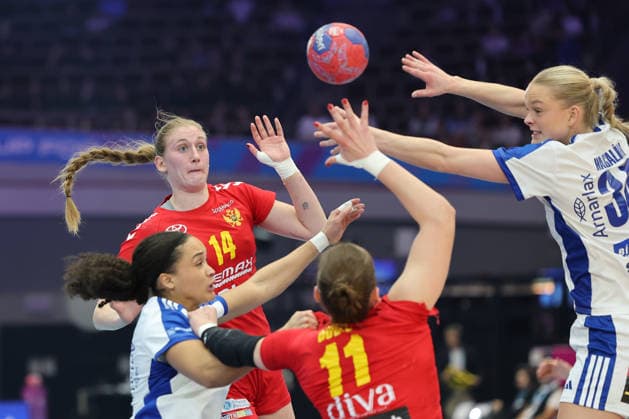 GER, Dortmund, 27th Wommens World Championship 2025, Main Round, Group II 1 Round Iceland Iceland ISL vs Montenegro MNE 02 12 2025, Westfalenhalle, Dortmund, GER, Dortmund, 27th Wommens World Championship 2025, Main Round, Group II 1 Round Iceland Iceland ISL vs Montenegro MNE , pictured Katarina DZAFEROVIÄÜ MNE 14 , in front of the Iceland block nordphotoxGmbHx xMeuter nph00351