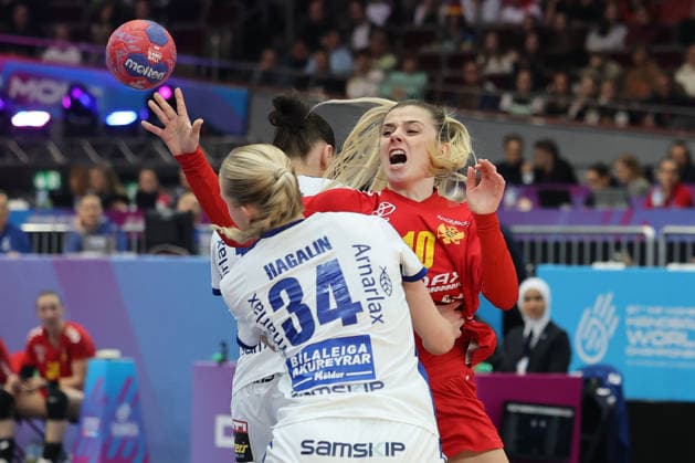 GER, Dortmund, 27th Wommen s World Championship 2025, Main Round, Group II 1 Round Iceland Iceland ISL vs Montenegro MNE 02 12 2025, Westfalenhalle, Dortmund, GER, Dortmund, 27th Wommen s World Championship 2025, Main Round, Group II 1 Round Iceland Iceland ISL vs Montenegro MNE , in the picture Matea PLETIKOSIÄÜ MNE 10 , in a duel against Alfa Bra Oddsdottir Hagalin ISL 34 , nordphotoxGmbHx xMeuter nph00351