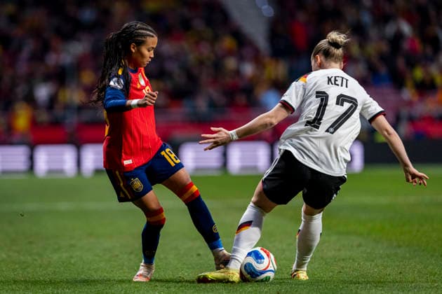Spain v Germany - UEFA Women s Nations League 2025 Final Second Leg Vicky Lopez of Spain (L) is in action with the ball defended by Franziska Kett of Germany (R) during the UEFA Women s Nations League 2025 final second leg match between Spain and Germany at Estadio Riyadh Air Metropolitano on December 2, 2025 in Madrid, Spain. Madrid Estadio Riyadh Air Metropolitano Madrid Spain Copyright: xAlbertoxGardinx AGardin_20251202_Foot_Women_Spain_Germany_0238