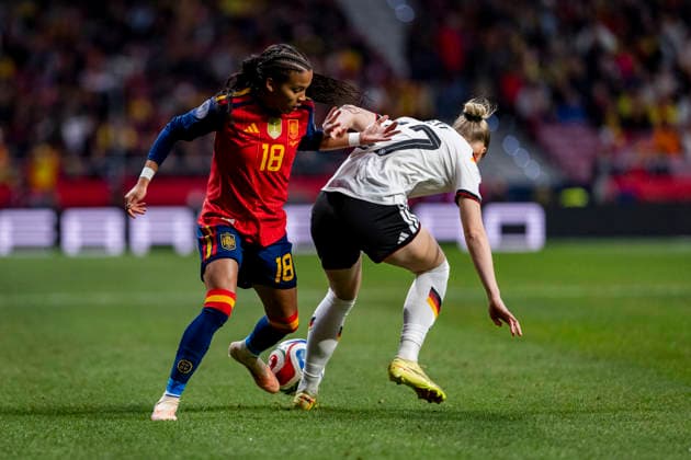 Spain v Germany - UEFA Women s Nations League 2025 Final Second Leg Vicky Lopez of Spain (L) is in action with the ball defended by Franziska Kett of Germany (R) during the UEFA Women s Nations League 2025 final second leg match between Spain and Germany at Estadio Riyadh Air Metropolitano on December 2, 2025 in Madrid, Spain. Madrid Estadio Riyadh Air Metropolitano Madrid Spain Copyright: xAlbertoxGardinx AGardin_20251202_Foot_Women_Spain_Germany_0239