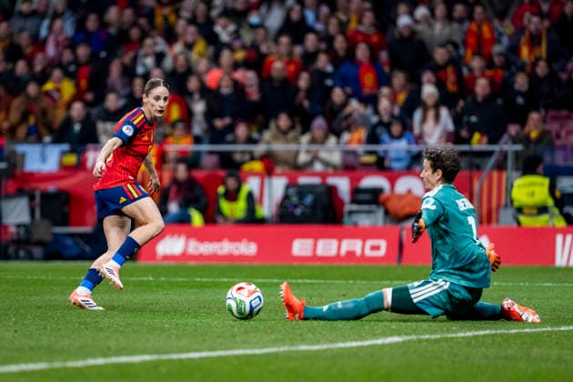 Spain v Germany - UEFA Women s Nations League 2025 Final Second Leg Esther Gonzalez of Spain (L) attempts a kick against Ann-Katrin Berger of Germany (R) during the UEFA Women s Nations League 2025 final second leg match between Spain and Germany at Estadio Riyadh Air Metropolitano on December 2, 2025 in Madrid, Spain. Madrid Estadio Riyadh Air Metropolitano Madrid Spain Copyright: xAlbertoxGardinx AGardin_20251202_Foot_Women_Spain_Germany_0242