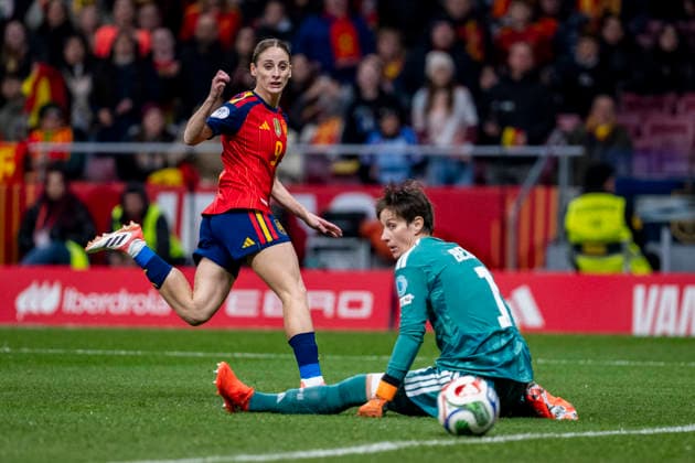 Spain v Germany - UEFA Women s Nations League 2025 Final Second Leg Esther Gonzalez of Spain (L) attempts a kick against Ann-Katrin Berger of Germany (R) during the UEFA Women s Nations League 2025 final second leg match between Spain and Germany at Estadio Riyadh Air Metropolitano on December 2, 2025 in Madrid, Spain. Madrid Estadio Riyadh Air Metropolitano Madrid Spain Copyright: xAlbertoxGardinx AGardin_20251202_Foot_Women_Spain_Germany_0243