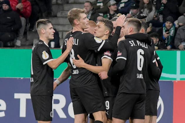 Martijn Kaars Pauli 19 cheers with the team after scoring the 0 1 goal 02 12 2025 Soccer Borussia Moenchengladbach vs FC St Pauli, Borussia Park, Moenchengladbach, DFB DFL REGULATIONS PROHIBIT ANY USE OF PHOTOGRAPHS AS IMAGE SEQUENCES AND OR QUASI VIDEO Copyright: xpepphotox xHorstxMauelshagenx pep00321, pep_20251202_hm_218408