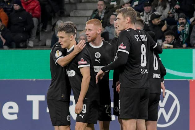 Martijn Kaars Pauli 19 cheers with the team after scoring the 0 1 goal 02 12 2025 Soccer Borussia Moenchengladbach vs FC St Pauli, Borussia Park, Moenchengladbach, DFB DFL REGULATIONS PROHIBIT ANY USE OF PHOTOGRAPHS AS IMAGE SEQUENCES AND OR QUASI VIDEO Copyright: xpepphotox xHorstxMauelshagenx pep00321, pep_20251202_hm_218416