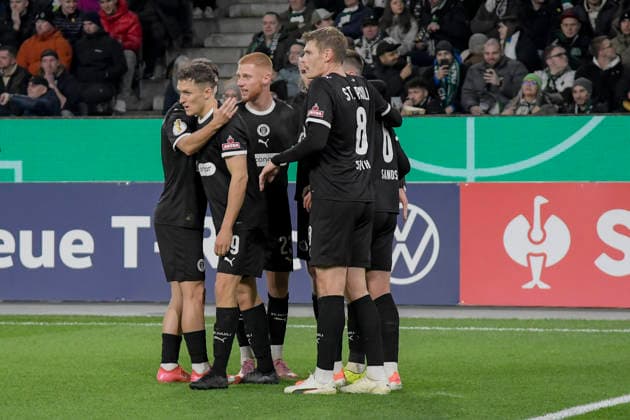 Martijn Kaars Pauli 19 cheers with the team after scoring the 0 1 goal 02 12 2025 Soccer Borussia Moenchengladbach vs FC St Pauli, Borussia Park, Moenchengladbach, DFB DFL REGULATIONS PROHIBIT ANY USE OF PHOTOGRAPHS AS IMAGE SEQUENCES AND OR QUASI VIDEO Copyright: xpepphotox xHorstxMauelshagenx pep00321, pep_20251202_hm_218416