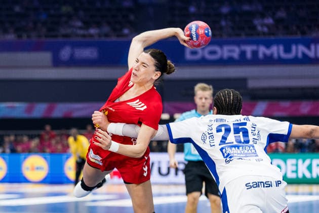DORTMUND, GERMANY - DECEMBER 2: Itana Grbic (Montenegro, 96) with the ball, tries to score against Thea Imani Sturludottir (Iceland, 25) during the 27th IHF Women’s World Handball Championship match between Iceland vs. Montenegro at Westfalenhalle on matchday 1 of the main round of the 27th IHF Women’s World Handball Championship on December 2, 2025 in Dortmund, Germany. North Rhine Westphalia Germany Copyright: xBEAUTIFULxSPORTS Wunderlx
