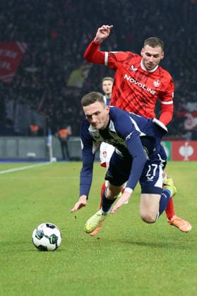 02 12 2025, xrekx, Football DFB Pokal 1 8 Final, Hertha BSC Berlin 1 FC Kaiserslautern v l Niklas Kolbe Hertha BSC Luca Sirch 1 FC Kaiserslautern Zweikampf, Aktion, action, battle for the ball DFL DFB REGULATIONS PROHIBIT ANY USE OF PHOTOGRAPHS as IMAGE SEQUENCES and or QUASI VIDEO Berlin