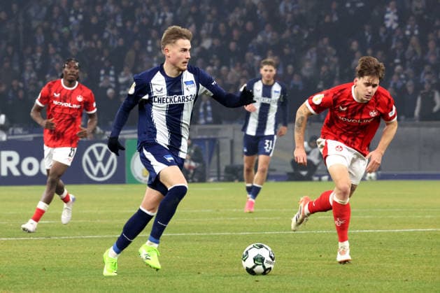 DEU, DFB Pokal, Hertha BSC vs 1 FC Kaiserslautern, 02 12 2025, Berliner Olympiastadion, Berlin, DEU, DFB Pokal, Hertha BSC vs 1 FC Kaiserslautern, im Bild Marten Winkler Hertha BSC Berlin 22 , Florian Kleinhanst 1 FC Kaiserslautern 3 DFL regulations prohibit any use of Photographs as image sequences and or quasi video nordphotoxGmbHx xEngler nph00076