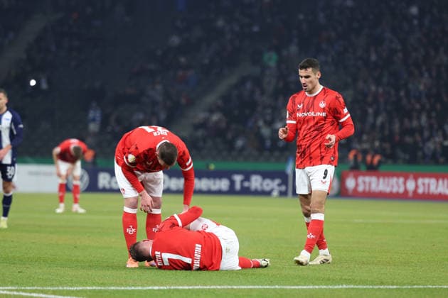 02 12 2025, xrekx, Fußball DFB Pokal 1 8 Finale, Hertha BSC Berlin 1 FC Kaiserslautern v l Luca Sirch 1 FC Kaiserslautern Marlon Ritter 1 FC Kaiserslautern verletzt, Verletzung, Schmerz, Schmerzen, injured, injury, pain, pains Ivan Prtajin 1 FC Kaiserslautern DFL DFB REGULATIONS PROHIBIT ANY USE OF PHOTOGRAPHS as IMAGE SEQUENCES and or QUASI VIDEO Berlin