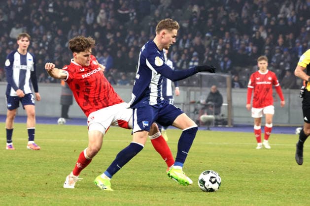 DEU, DFB Pokal, Hertha BSC vs 1 FC Kaiserslautern, 02 12 2025, Berliner Olympiastadion, Berlin, DEU, DFB Pokal, Hertha BSC vs 1 FC Kaiserslautern, im Bild Marten Winkler Hertha BSC Berlin 22 , Florian Kleinhanst 1 FC Kaiserslautern 3 DFL regulations prohibit any use of Photographs as image sequences and or quasi video nordphotoxGmbHx xEngler nph00076