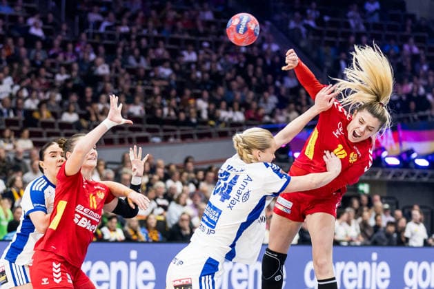 DORTMUND, GERMANY - DECEMBER 2: Matea Pletikosic (Montenegro, 10) with the ball, tries to score against Alfa Bra Oddsdottir Hagalin (Iceland, 34) during the 27th IHF Women’s World Handball Championship match between Iceland vs. Montenegro at Westfalenhalle on matchday 1 of the main round of the 27th IHF Women’s World Handball Championship on December 2, 2025 in Dortmund, Germany. North Rhine Westphalia Germany Copyright: xBEAUTIFULxSPORTS Wunderlx