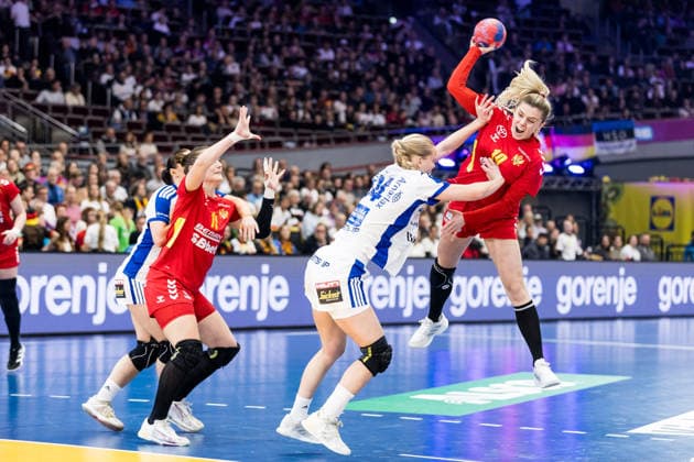 DORTMUND, GERMANY - DECEMBER 2: Matea Pletikosic (Montenegro, 10) with the ball, tries to score against Alfa Bra Oddsdottir Hagalin (Iceland, 34) during the 27th IHF Women’s World Handball Championship match between Iceland vs. Montenegro at Westfalenhalle on matchday 1 of the main round of the 27th IHF Women’s World Handball Championship on December 2, 2025 in Dortmund, Germany. North Rhine Westphalia Germany Copyright: xBEAUTIFULxSPORTS Wunderlx