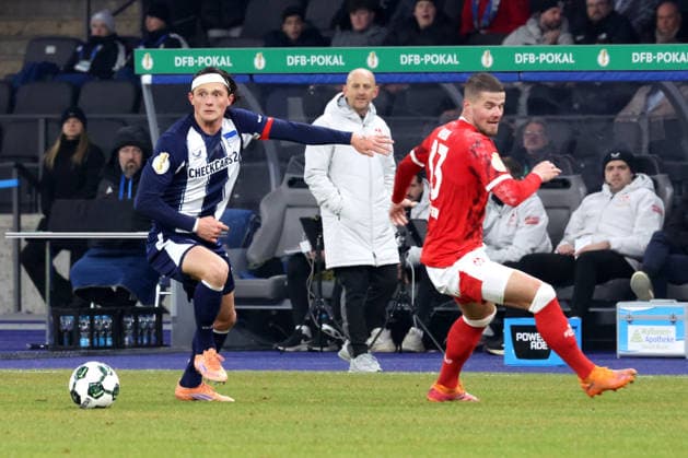 DEU, DFB Pokal, Hertha BSC vs 1 FC Kaiserslautern, 02 12 2025, Berliner Olympiastadion, Berlin, DEU, DFB Pokal, Hertha BSC vs 1 FC Kaiserslautern, im Bild Fabian Reese Hertha BSC Berlin 11 , Erik Wekesser 1 FC Kaiserslautern 13 , Cheftrainer TORSTEN LIEBERKNECHT 1 FC Kaiserslautern DFL regulations prohibit any use of Photographs as image sequences and or quasi video nordphotoxGmbHx xEngler nph00076