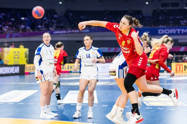 DORTMUND, GERMANY - DECEMBER 2: Durdina Jaukovic (Montenegro, 9) with the ball, tries to score during the 27th IHF Women’s World Handball Championship match between Iceland vs. Montenegro at Westfalenhalle on matchday 1 of the main round of the 27th IHF Women’s World Handball Championship on December 2, 2025 in Dortmund, Germany. North Rhine Westphalia Germany Copyright: xBEAUTIFULxSPORTS Wunderlx