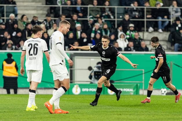 DFB Pokal Borussia Mönchengladbach FC St Pauli 02 12 2025 FC St Pauli celebrates the goal, 0 1 by Martijn Kaars FC St Pauli, 19 DFB Pokal Borussia Mönchengladbach FC St Pauli Borussia Park, Mönchengladbach 02 12 2025 DFB regulations prohibit any use of photographs as image sequences and or quasi video Copyright: xBEAUTIFULxSPORTS Buriakovx