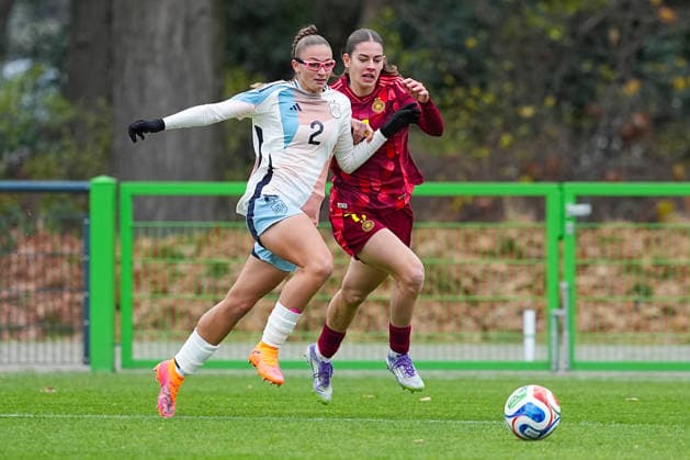 02 11 2025, xydrx, Football, International, European Championship Qualification U19 Women, Germany Spain, Sportschule Wedau Noa Jimenez ESP 2 in duel against Leni Eggert GER 11 DFB regulations prohibit any use of photographs as image sequences and or quasi video Photo xYannisxDreimannxPressefotoKochx Nordrhein Westfahlen Germany