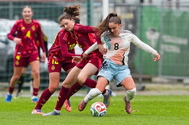 02 11 2025, xydrx, Football, International, European Championship Qualification U19 Women, Germany Spain, Sportschule Wedau Rosa Rueckert GER 10 and Lotta Wrede GER 8 in a duel against Ainoa Gomez ESP 8 DFB regulations prohibit any use of photographs as image sequences and or quasi video Photo xYannisxDreimannxPressefotoKochx Nordrhein Westfahlen Germany