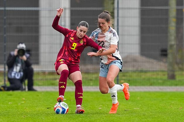 02 11 2025, xydrx, Football, International, European Championship Qualification U19 Women, Germany Spain, Sportschule Wedau Leonie Koepp GER 9 in duel against Aiara Agirrezabala ESP 22 DFB regulations prohibit any use of photographs as image sequences and or quasi video Photo xYannisxDreimannxPressefotoKochx Nordrhein Westfahlen Germany