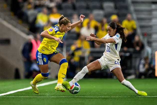 251202 Johanna Rytting Kaneryd of Sweden and Kessya Bussy of France during the Women s Nations League bronze medal second leg match between Sweden and France on December 2, 2025 in Stockholm Photo Jesper Zerman BILDBYRAN kod JZ JM0754 bbeng fotboll football soccer fotball nations league uefa womens nations league bronsmatch bronze medal match dam sverige sweden frankrike france  Copyright: JESPERxZERMAN BB251202JZ032