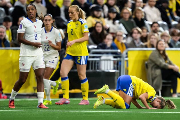251202 Johanna Rytting Kaneryd of Sweden in pain during the Women s Nations League bronze medal second leg match between Sweden and France on December 2, 2025 in Stockholm Photo Simon Hastegard BILDBYRAN code SH JM0754 bbeng fotboll football soccer fotball nations league uefa womens nations league bronsmatch bronze medal match dam sverige sweden frankrike france  Copyright: SIMONxHASTEGARD BB251202SH017