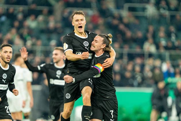 Kaars Martijn FC St Pauli, 19 and Irvine Jackson FC St Pauli, 7 celebrate the goal for 0 1 by Kaars Martijn FC St Pauli, 19 VfL Borussia Moenchengladbach vs FC St Pauli, Football, DFB Pokal, Round of 16, Season 2025 2026, 02 12 2025 DFB REGULATES PROHIBIT ANY USE OF PHOTOGRAPHS AS IMAGE SEQUENCES AND OR QUASI VIDEO VfL Borussia Moenchengladbach vs FC St Pauli, Football, DFB Pokal, Round of 16, Season 2025 2026, 02 12 2025 Moenchengladbach Copyright: xEibner-Pressefoto J.xDerondeaux EP_JDU