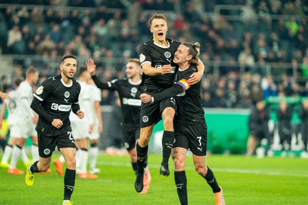 Kaars Martijn FC St Pauli, 19 and Irvine Jackson FC St Pauli, 7 celebrate the goal for 0 1 by Kaars Martijn FC St Pauli, 19 VfL Borussia Moenchengladbach vs FC St Pauli, Football, DFB Pokal, Round of 16, Season 2025 2026, 02 12 2025 DFB REGULATES PROHIBIT ANY USE OF PHOTOGRAPHS AS IMAGE SEQUENCES AND OR QUASI VIDEO VfL Borussia Moenchengladbach vs FC St Pauli, Football, DFB Pokal, Round of 16, Season 2025 2026, 02 12 2025 Moenchengladbach Copyright: xEibner-Pressefoto J.xDerondeaux EP_JDU