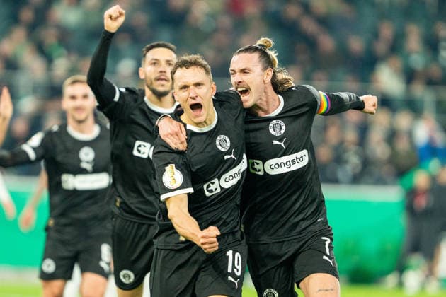 Kaars Martijn (FC St. Pauli, 19) und Irvine Jackson (FC St. Pauli, 7) bejubeln das Tor zum 0:1 durch Kaars Martijn (FC St. Pauli, 19) VfL Borussia Moenchengladbach vs. FC St. Pauli, Fussball, DFB-Pokal, Achtelfinale, Saison 2025 2026, 02.12.2025 DFB REGULATIONS PROHIBIT ANY USE OF PHOTOGRAPHS AS IMAGE SEQUENCES AND OR QUASI-VIDEO VfL Borussia Moenchengladbach vs. FC St. Pauli, Fussball, DFB-Pokal, Achtelfinale, Saison 2025 2026, 02.12.2025 Moenchengladbach *** Kaars Martijn FC St Pauli, 19 and Irvine Jackson FC St Pauli, 7 celebrate the goal for 0 1 by Kaars Martijn FC St Pauli, 19 VfL Borussia Moenchengladbach vs FC St Pauli, Football, DFB Pokal, Round of 16, Season 2025 2026, 02 12 2025 DFB REGULATES PROHIBIT ANY USE OF PHOTOGRAPHS AS IMAGE SEQUENCES AND OR QUASI VIDEO VfL Borussia Moenchengladbach vs FC St Pauli, Football, DFB Pokal, Round of 16, Season 2025 2026, 02 12 2025 Moenchengladbach Copyright: xEibner-Pressefoto J.xDerondeaux EP_JDU