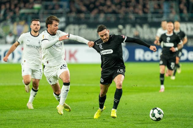 Pereira Lage Mathias FC St Pauli, 28 in duel with Joe Scally Borussia Moenchengladbach, 29 VfL Borussia Moenchengladbach vs FC St Pauli, Football, DFB Pokal, Round of 16, Season 2025 2026, 02 12 2025 DFB REGULATES PROHIBIT ANY USE OF PHOTOGRAPHS AS IMAGE SEQUENCES AND OR QUASI VIDEO VfL Borussia Moenchengladbach vs FC St Pauli, Football, DFB Pokal, Round of 16, Season 2025 2026, 02 12 2025 Moenchengladbach Copyright: xEibner-Pressefoto J.xDerondeaux EP_JDU