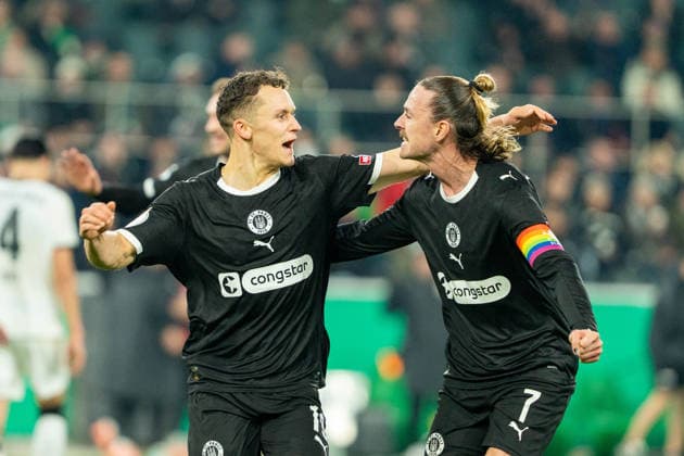 Kaars Martijn FC St Pauli, 19 and Irvine Jackson FC St Pauli, 7 celebrate the goal for 0 1 by Kaars Martijn FC St Pauli, 19 VfL Borussia Moenchengladbach vs FC St Pauli, Football, DFB Pokal, Round of 16, Season 2025 2026, 02 12 2025 DFB REGULATES PROHIBIT ANY USE OF PHOTOGRAPHS AS IMAGE SEQUENCES AND OR QUASI VIDEO VfL Borussia Moenchengladbach vs FC St Pauli, Football, DFB Pokal, Round of 16, Season 2025 2026, 02 12 2025 Moenchengladbach Copyright: xEibner-Pressefoto J.xDerondeaux EP_JDU