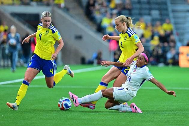 Smilla Holmberg (2 Sweden) , Hanna Lundkvist (4 Sweden) and Perle Morroni (14 France) in a battle for the ball during the UEFA Nations League game on December 2nd 2025 between Sweden and France at Stockholm Arena in Stockholm, Sweden Copyright: xPeterxSonander SPPx Sportspressphoto_SPR69030