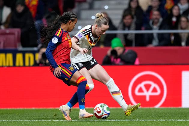 December 2, 2025, Madrid, Madrid, Spain: Franziska Kett of Germany and Vicky Lopez of Spain in action during the UEFA Women s Nations League 2025 final second leg match between Spain and Germany at Riyadh Air Metropolitano stadium on December 02, 2025 in Madrid, Spain. Madrid Spain - ZUMAa181 20251202_zaa_a181_058 Copyright: xOscarxJ.xBarrosox