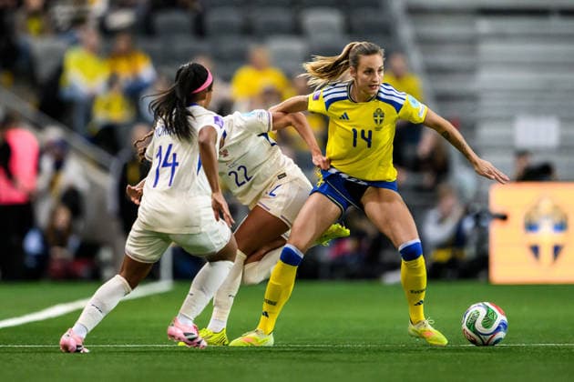 251202 Perle Morroni, Kessya Bussy of France against Nathalie Björn of Sweden during the Women s Nations League bronze medal second leg match between Sweden and France on December 2, 2025 in Stockholm Photo Jesper Zerman BILDBYRAN kod JZ JM0754 bbeng fotboll football soccer fotball nations league uefa womens nations league bronsmatch bronze medal match dam sverige sweden frankrike france  Copyright: JESPERxZERMAN BB251202JZ036