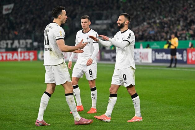Moenchengladbach, Borussia Park, 02 12 25, GER, Herren, DFB Pokal, Achtelfinale, Saison 2025 2026, Borussia Moenchengladbach FC St Pauli Bild Haris TABAKOVIC Gladbach jubilates after his goal to 1 1 with Franck HONORAT Gladbach DFB regulations prohibit any use of photographs as image sequences and or quasi video Nordrhein Westfalen Germany