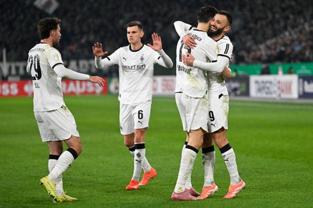 Moenchengladbach, Borussia Park, 02 12 25, GER, Herren, DFB Pokal, Achtelfinale, Saison 2025 2026, Borussia Moenchengladbach FC St Pauli Bild Haris TABAKOVIC Gladbach jubilates after his goal to 1 1 with Franck HONORAT Gladbach DFB regulations prohibit any use of photographs as image sequences and or quasi video Nordrhein Westfalen Germany