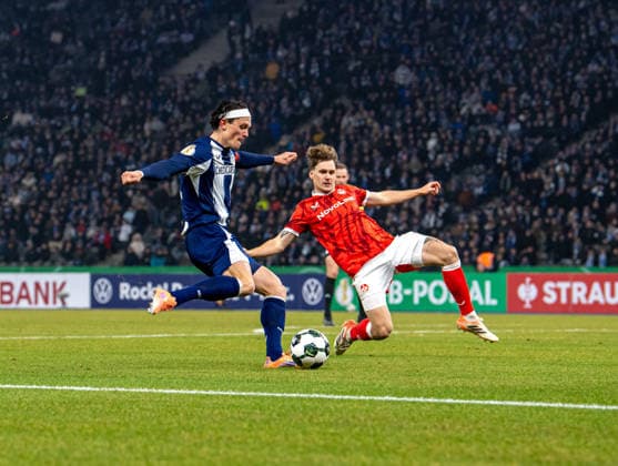 Soccer, Men, Season 2025 2026, DFB Cup Round of 16 , Hertha BSC 1 FC Kaiserslautern, f l Fabian Reese Hertha BSC , Florian Kleinhansl Kaiserslautern , 02 12 2025, Copyright: xSebastianxRäppold MatthiasxKochx