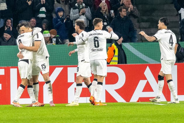 02.12.2025, Fussball: DFB Pokal, Saison 2025 2026, Achtelfinale, Borussia Moenchengladbach vs. FC St. Pauli im Borussia Park in Moenchengladbach. Die Borussen bejubeln das Tor zum 1:1 durch Haris Tabakovic (Borussia Moenchengladbach, 15). Wichtiger Hinweis: Gemaess den Vorgaben der DFL Deutsche Fussball Liga bzw. des DFB Deutscher Fussball-Bund ist es untersagt, in dem Stadion und oder vom Spiel angefertigte Fotoaufnahmen in Form von Sequenzbildern und oder videoaehnlichen Fotostrecken zu verwerten bzw. verwerten zu lassen. Foto: Kirchner-Media Thomas Haesler Copyright: xKirchner-Media ThomasxHaeslerx