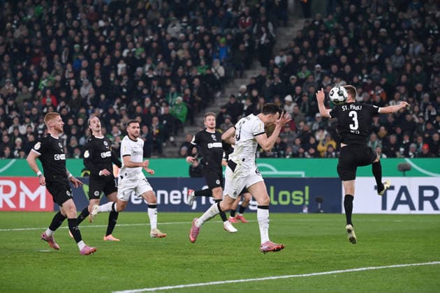 Haris Tabakovic Borussia Moenchengladbach , mi , scores the goal with this header to 1 1 02 12 2025, Football DFB Pokal, Season 2025 2026, Round of 16, Borussia Mönchengladbach FC St Pauli DFB regulations prohibit any use of photographs as image sequences and or quasi video Moenchengladbach Borussia Park Nordrhein Westfalen Germany Team2