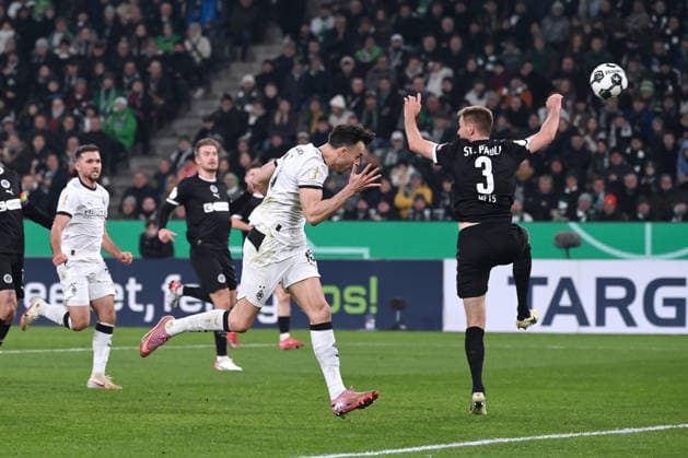 Haris Tabakovic Borussia Moenchengladbach , l , scores the goal with this header to 1 1 02 12 2025, Football DFB Pokal, Season 2025 2026, Round of 16, Borussia Mönchengladbach FC St Pauli DFB regulations prohibit any use of photographs as image sequences and or quasi video Moenchengladbach Borussia Park Nordrhein Westfalen Germany Team2