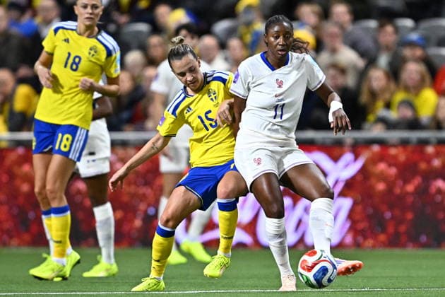 STOCKHOLM, SWEDEN 20251202 Swedens Julia Zigiotti Olme and Frances Kadidiatou Diani during the Nations League bronze medal match between Sweden and France at 3Arena on Tuesday evening STOCKHOLM SWEDEN x10030x  Copyright: xJonasxEkströmer TTx NATIONS LEAGUE SVERIGE-FRANKRIKE